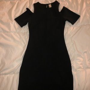Black slim fitting dress. Cutout shoulders !